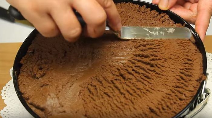 tort-de-ciocolata-nivelare - Tort de ciocolata cu piersici