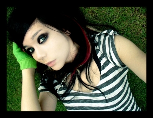 emo girl pe iarba