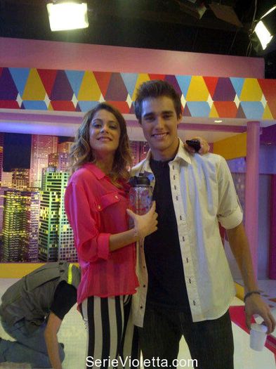 Martina_and_Jorge_at_The_U-Mix_Show_(2) - 21