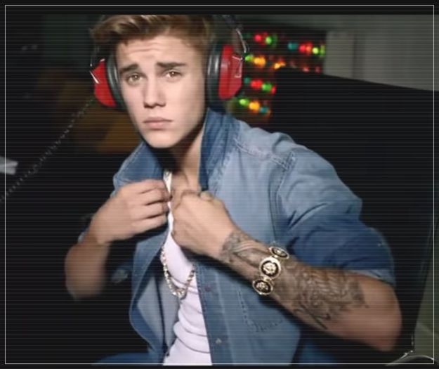 Ce s-a intamplat? Vorbeste mai incet, Elenei i s-a facut rau si a venit salvarea.; Spune-mi, ce e? Si... ce cauta Any aici?
A venit si Andy cu tine? [ catre Any]
