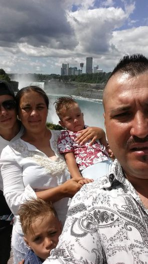 Cu familia la cascada Niagara