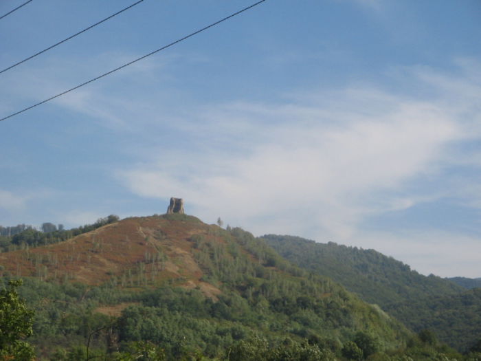01.IMG_0015; În drum spre Muntele Mic, la Turnu Ruieni se află acest donjon de pe vremea turcilor, aşa cum spun localnicii.
