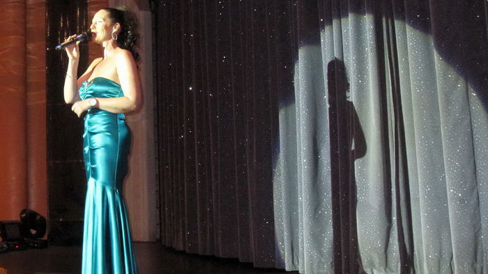 PREZENTATOAREA SPECTACOLELOR