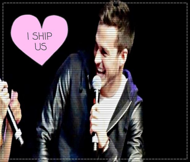 * se arunca langa ea pe canapea, mai  ca sa o darame * ; Elenoooo.