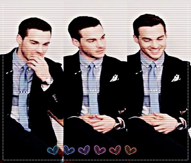 * se uita la ea * ; Pentru ce a fost?=))