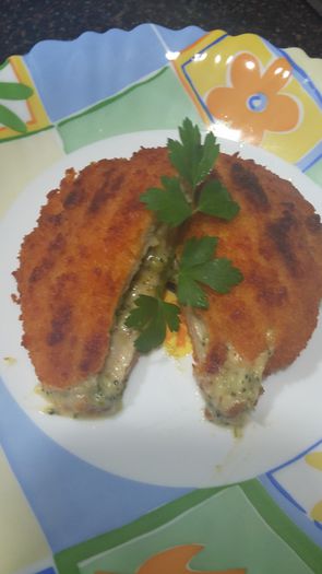 Cordon bleu de pui cu sos de branza si spanac