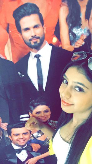 CP7EFpRUsAANUKz - Niti Taylor