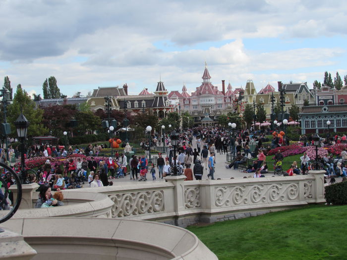 lumea se pregateste de parada.. :)) - Disneyland Paris