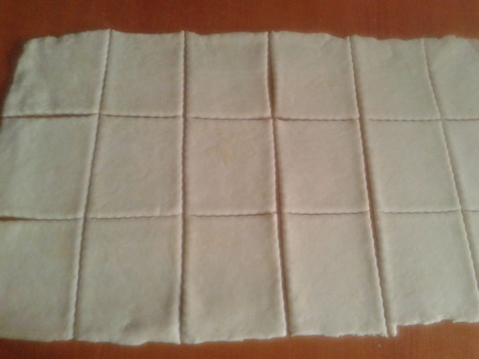 Cornulete dantelate cu branza si stafide - 1; Aluat: 1kg faina, 250g untura, 1 lingura sare, 1 plic zahar vanilat, coaja rasa de la o lamaie, 25g drojdie
