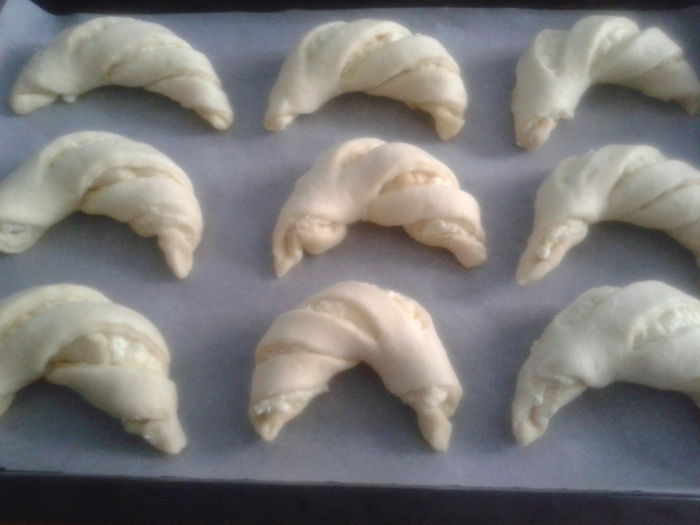 Cornulete dantelate cu branza si stafide - 6