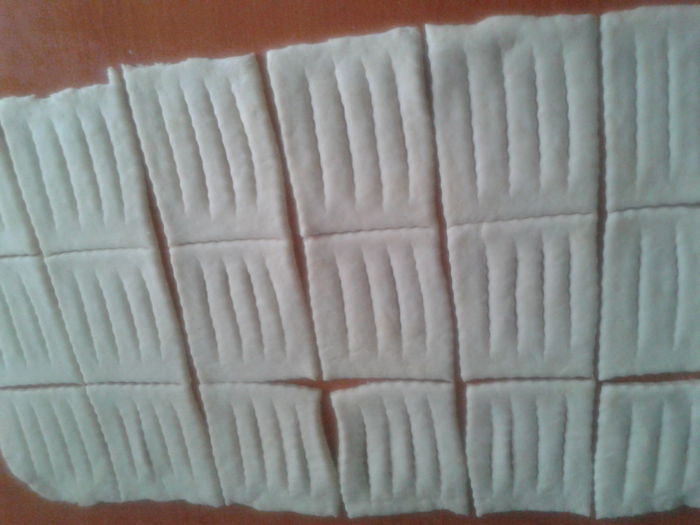 Cornulete dantelate cu branza si stafide - 2; faina se freaca cu untura, se adauga restul ingredientelor, iar la sfarsit se pune drojdia inmuiata in apa calduta, se framanta
