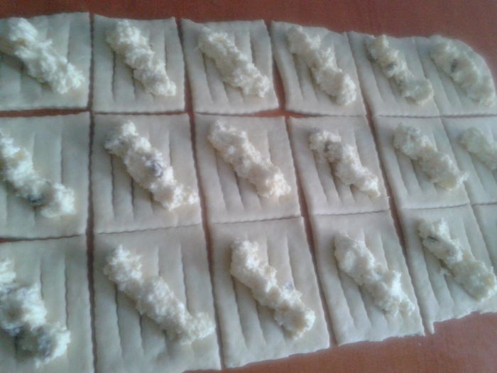 Cornulete dantelate cu branza si stafide - 3; Umplutura: 350g branza dulce, 100g zahar, 1 plic zahar vanilat, 50g stafide, 1 ou

