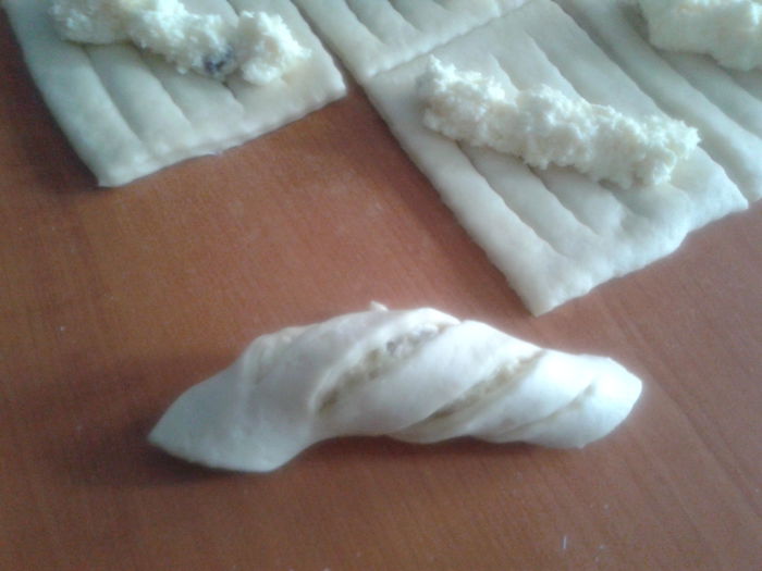 Cornulete dantelate cu branza si stafide - 4