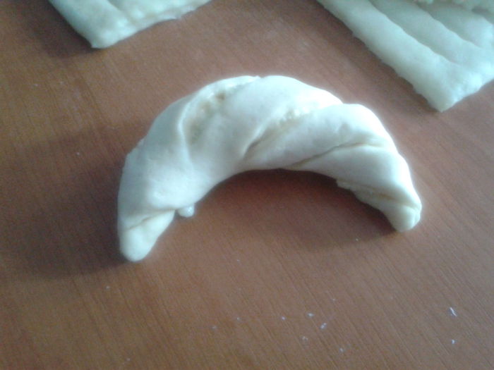 Cornulete dantelate cu branza si stafide - 5
