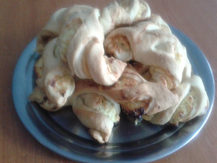 Cornulete dantelate cu branza si stafide - 7