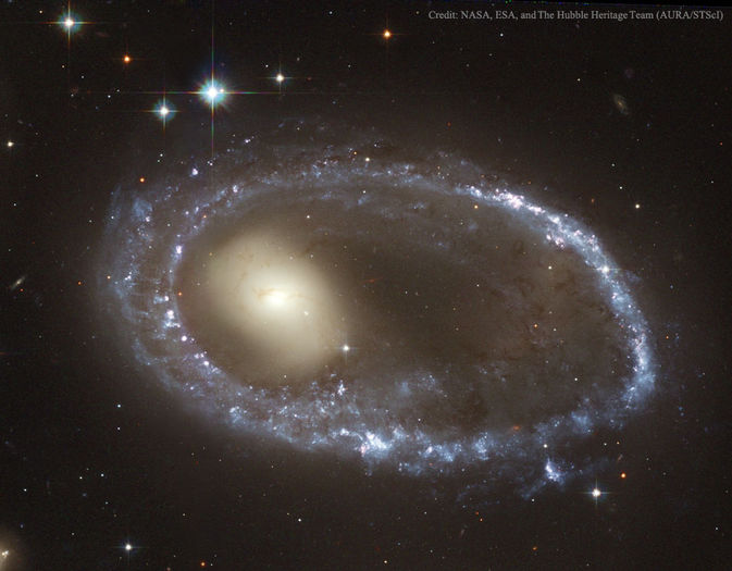 Ring0644_hubble_960 - Colindand prin univers I