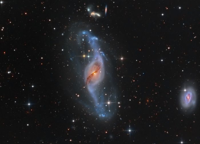 NGC3718_HaLRGBpugh950 - Colindand prin univers I