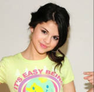 th_selena_gomez_1213755772-1