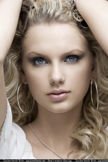 2uj4iee - Mai multe poze cu Taylor Swift de la Sedinte Foto