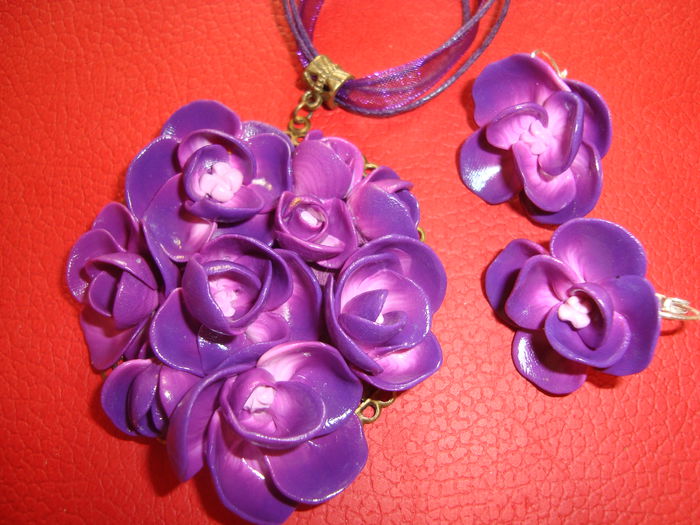 Flori violet; pandativ si cercei pe surub, metalul nu contine nichel si este placat cu argint! - 55 lei

