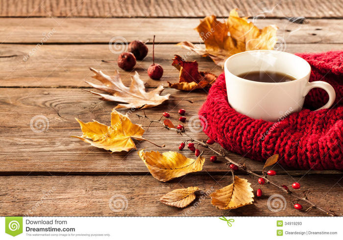 hot-coffee-autumn-leaves-vintage-wood-background-seasonal-concept-34919293 - toamna