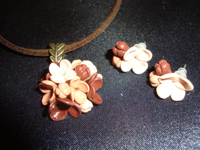 Liliac tomnatic; pandativ si cercei pe surub, metalul nu contine nichel si este placat cu argint! 35 lei
