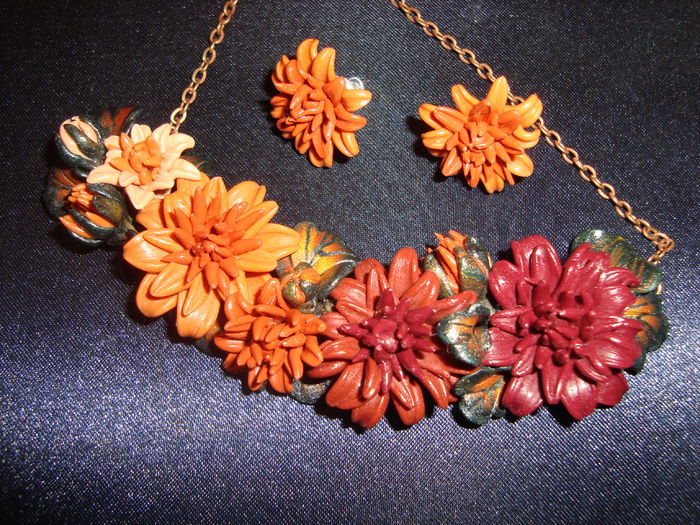 crizanteme ruginii; colier si cercei pe surub, metalul nu contine nichel si este placat cu argint!- 85 lei
