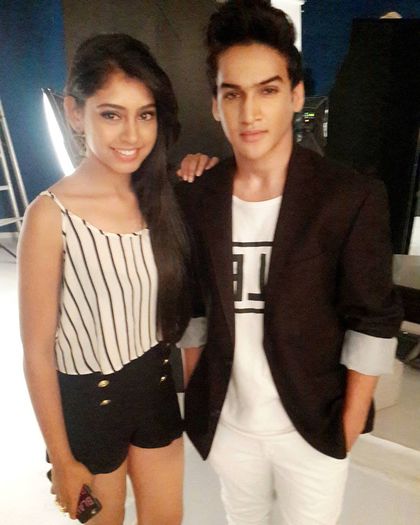 12145283_832510910203734_1696330498_n(1) - Niti Taylor