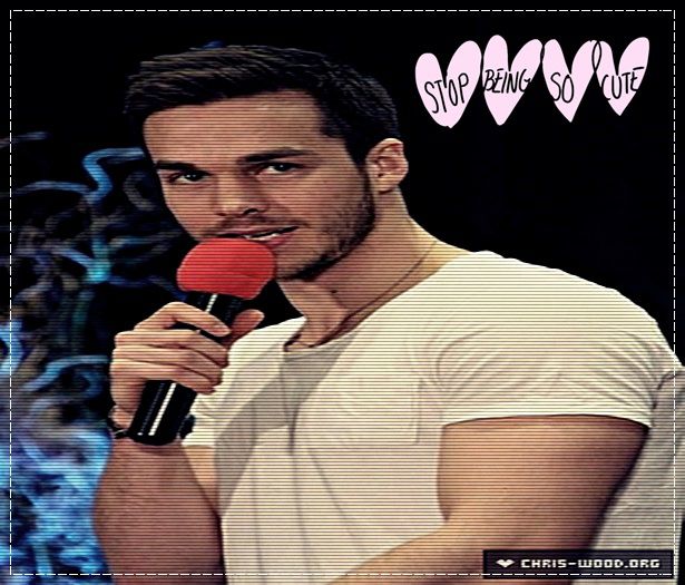 Stai cam incomoda acolo. * o trage la el pe genunchi * Mai da din gene ca-mi place, hai.