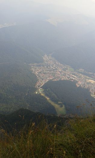 Sinaia vazuta de sus; Sinaia vazuta de sus de la crucea Caraiman.
