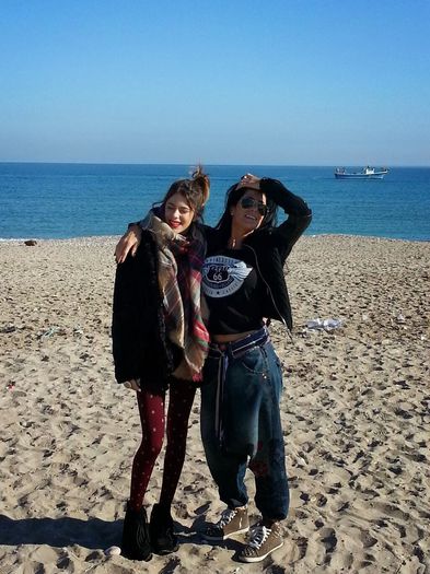 Tini_ Tini y Mariana en una playa de Valencia d - Pozele mele cu Vio la mare