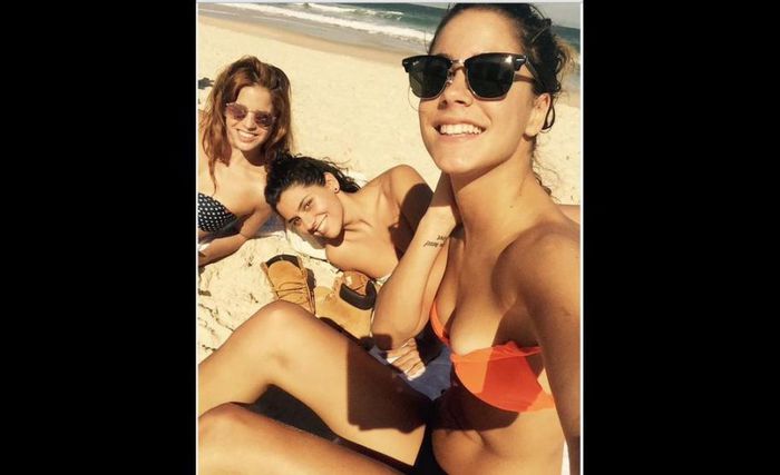 Tini Stoessel y una selfie en la playa con sus amigas de Violetta_