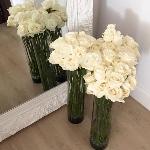 Trandafirii albi , sunt floririile ei preferate. - All about Elena Gheorghe --- Facts