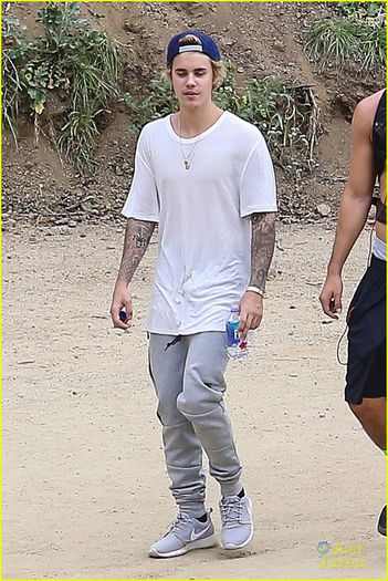 justin-bieber-covers-his-face-with-a-pillow-again-27
