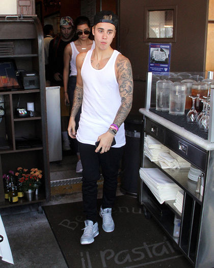 justin-bieber-serenades-young-couple-on-street-ftr