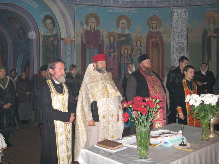 SLUJBA DE CRACIUN; Preotii Dumitru Merticaru (Iasi), Ioan Porcescu (Ungheni), Ioan Mutu (Calarasi) si Serghei Racovita (Ungheni)
