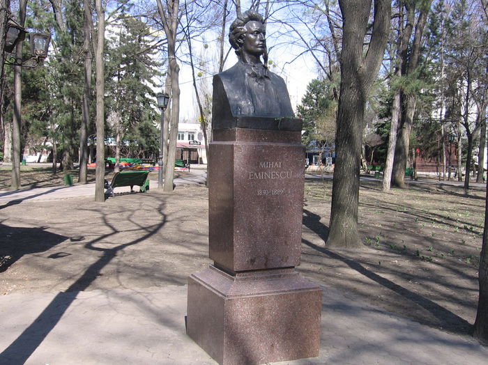BUSTUL LUI EMINESCU