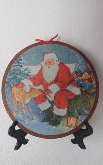 17 disc din lemn 16 cm -15 lei; confectionat manual prin tehnica decoupage,suport inclus in pret.
