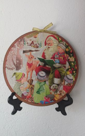 19 disc din lemn 16 cm -15 lei; confectionat manual prin tehnica decoupage,suport inclus in pret.
