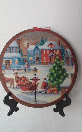24 disc din lemn 16 cm -15 lei; confectionat manual prin tehnica decoupage,suport inclus in pret.

