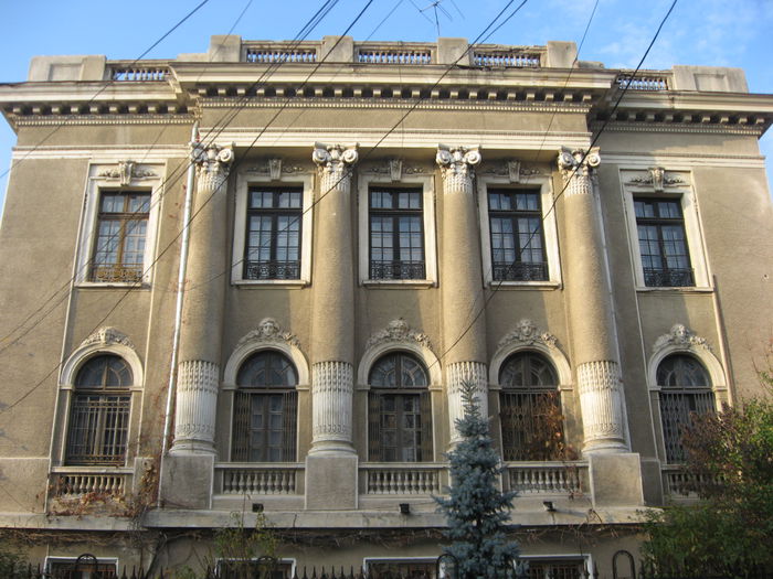 casa Procopiu - coloaneionice total diferit de ce am vazut  1911-1912 tot IB - Bucuresti album 15 traseu case arhitect Ion Berindey