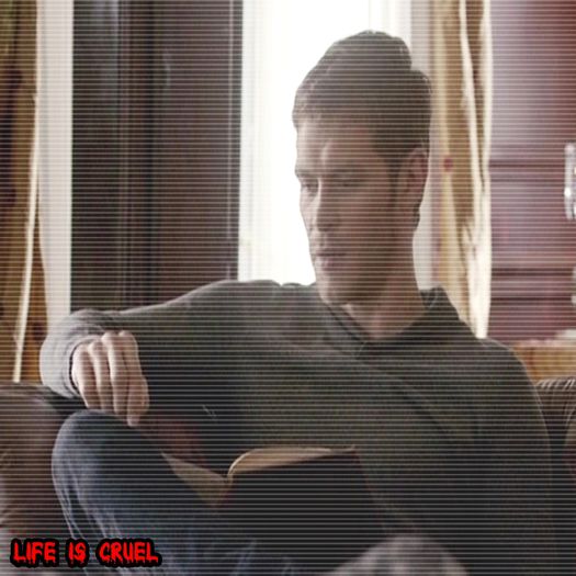 ♚┊ # se așează pe fotoliu, ia niște cărpe de la groapa de gunoi (cl) - Epii 28 _ Cant feel my face