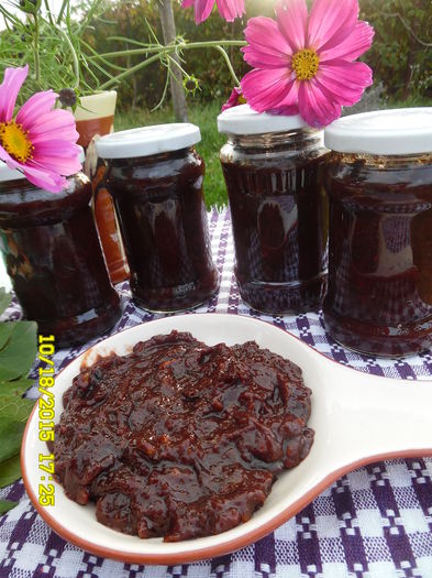 magiun de prune (fara zahar) cu suc de mere facut la foc de lemne.