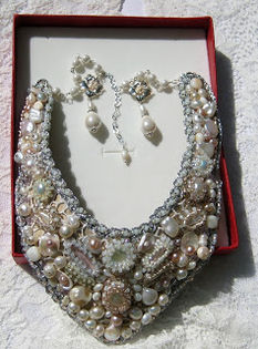 ___ colierul este lucrat pe piele de caprioara cu dantela sparta perle de