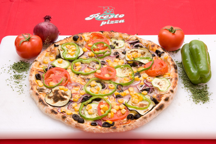 Pizza Vegetariana - 12 poze cu miley cyrus imbracata in negru - restaurant Aqua - meniu mancaruri
