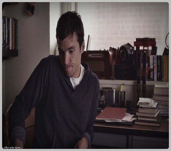 ▬ ❝[sta la bar cu #Ty si se uita dupa ``fumeile`` care intra si ies din cladire]