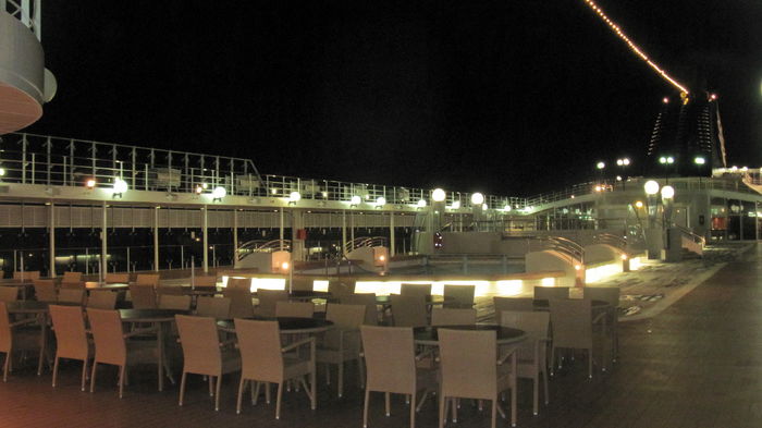 Piscina, noaptea