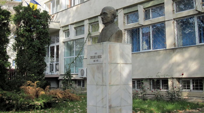 CU BUSTUL SAVANTULUI GRIGORE MOISIL