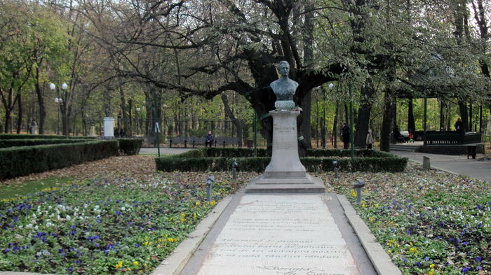 BUSTUL CU FLORI, INTOTDEAUNA