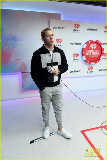 demi-lovato-nick-jonas-2015-iheartradio-festival-37 - nick jonas